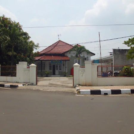 Oyo 90865 Hotel Kusuma Purwakarta Караванг Екстериор снимка