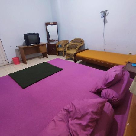 Oyo 90865 Hotel Kusuma Purwakarta Караванг Екстериор снимка