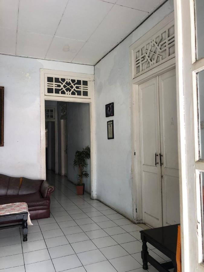 Oyo 90865 Hotel Kusuma Purwakarta Караванг Екстериор снимка