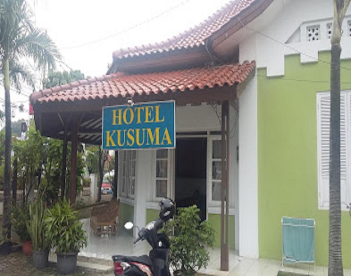 Oyo 90865 Hotel Kusuma Purwakarta Караванг Екстериор снимка