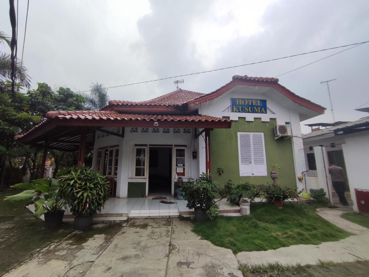 Oyo 90865 Hotel Kusuma Purwakarta Караванг Екстериор снимка