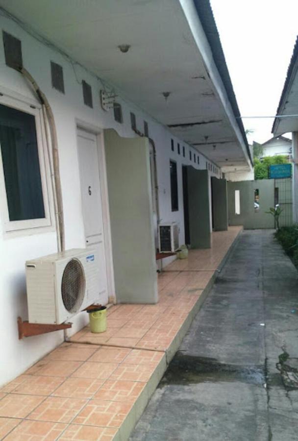 Oyo 90865 Hotel Kusuma Purwakarta Караванг Екстериор снимка