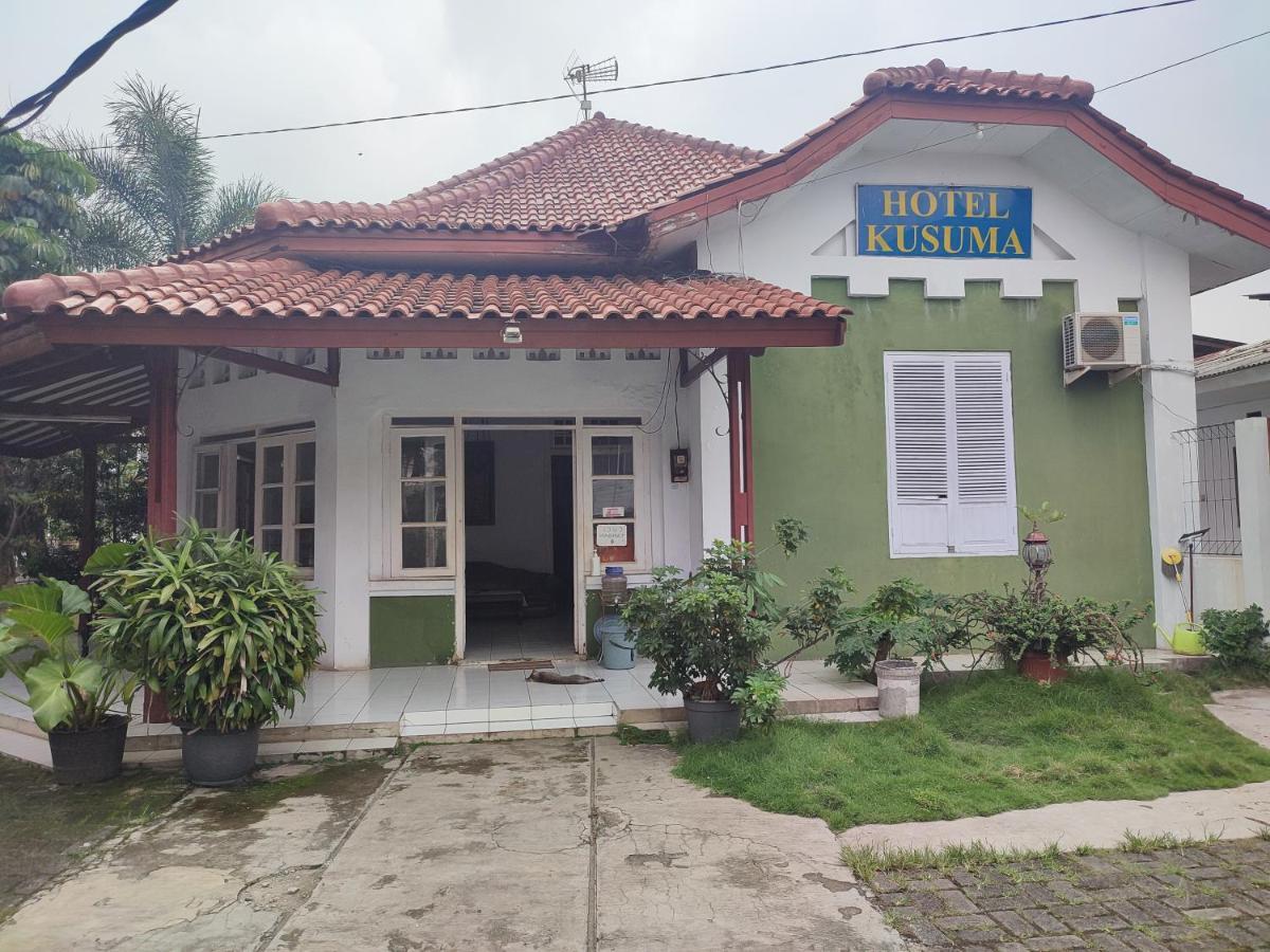 Oyo 90865 Hotel Kusuma Purwakarta Караванг Екстериор снимка