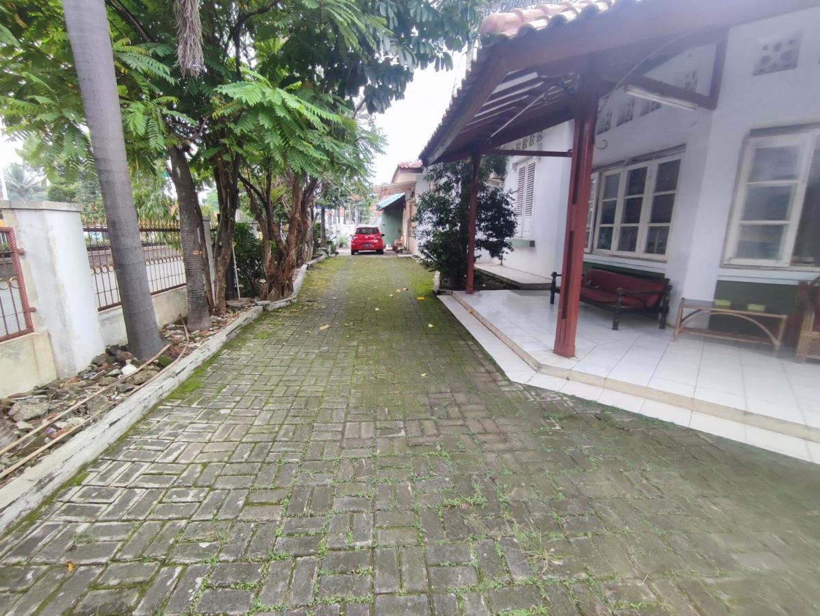 Oyo 90865 Hotel Kusuma Purwakarta Караванг Екстериор снимка