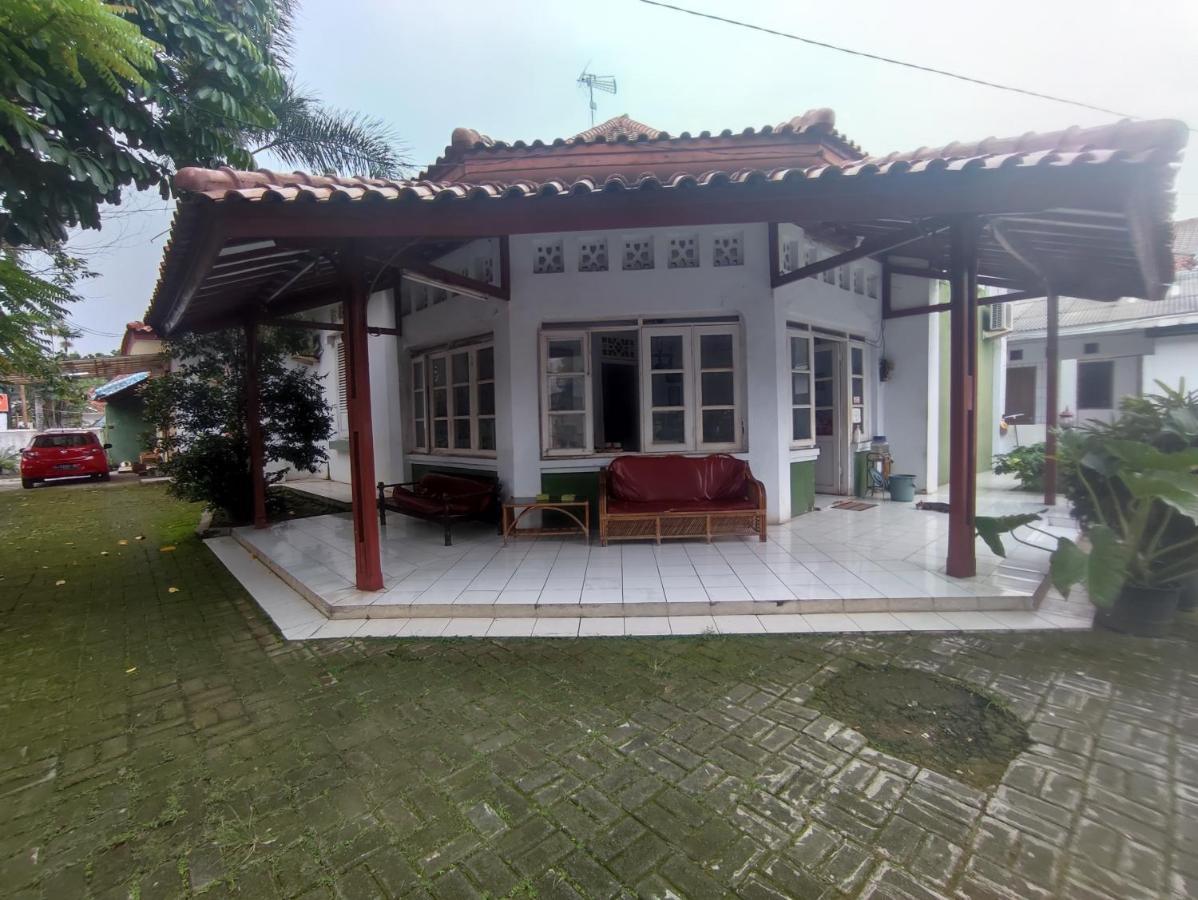 Oyo 90865 Hotel Kusuma Purwakarta Караванг Екстериор снимка