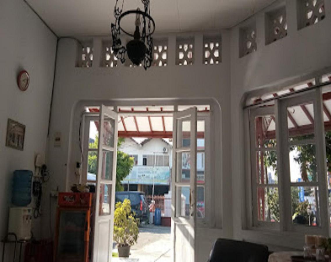 Oyo 90865 Hotel Kusuma Purwakarta Караванг Екстериор снимка