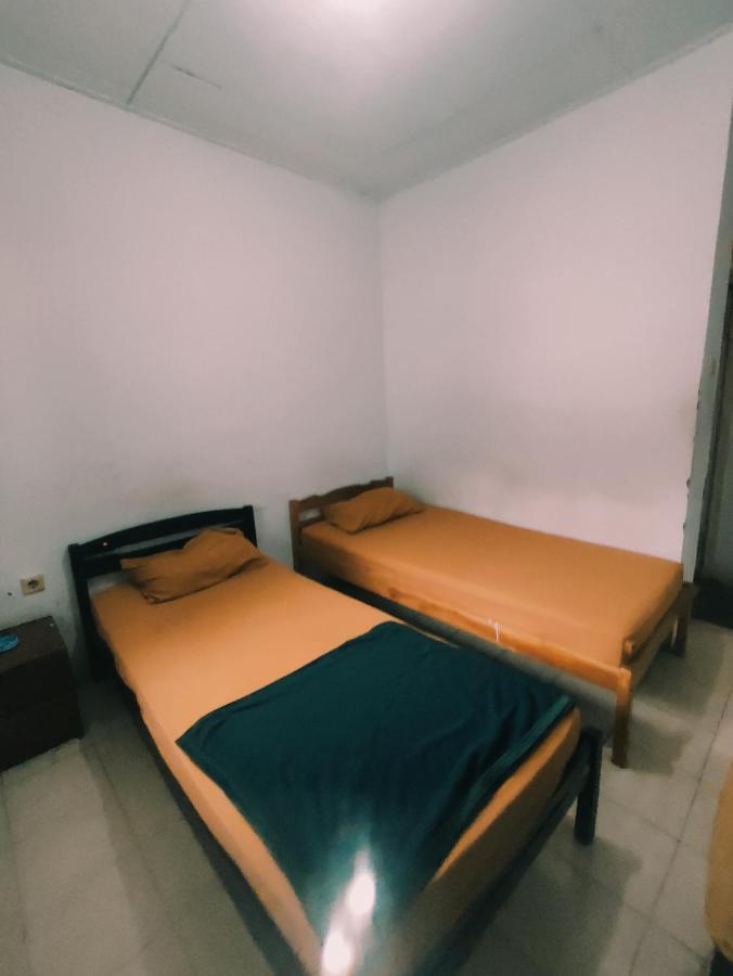 Oyo 90865 Hotel Kusuma Purwakarta Караванг Екстериор снимка