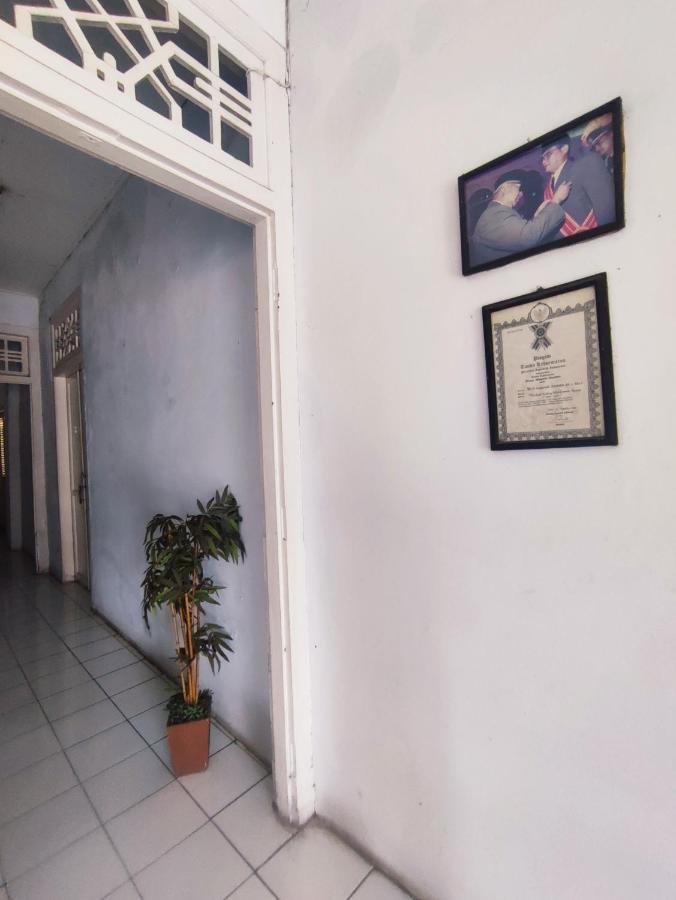 Oyo 90865 Hotel Kusuma Purwakarta Караванг Екстериор снимка