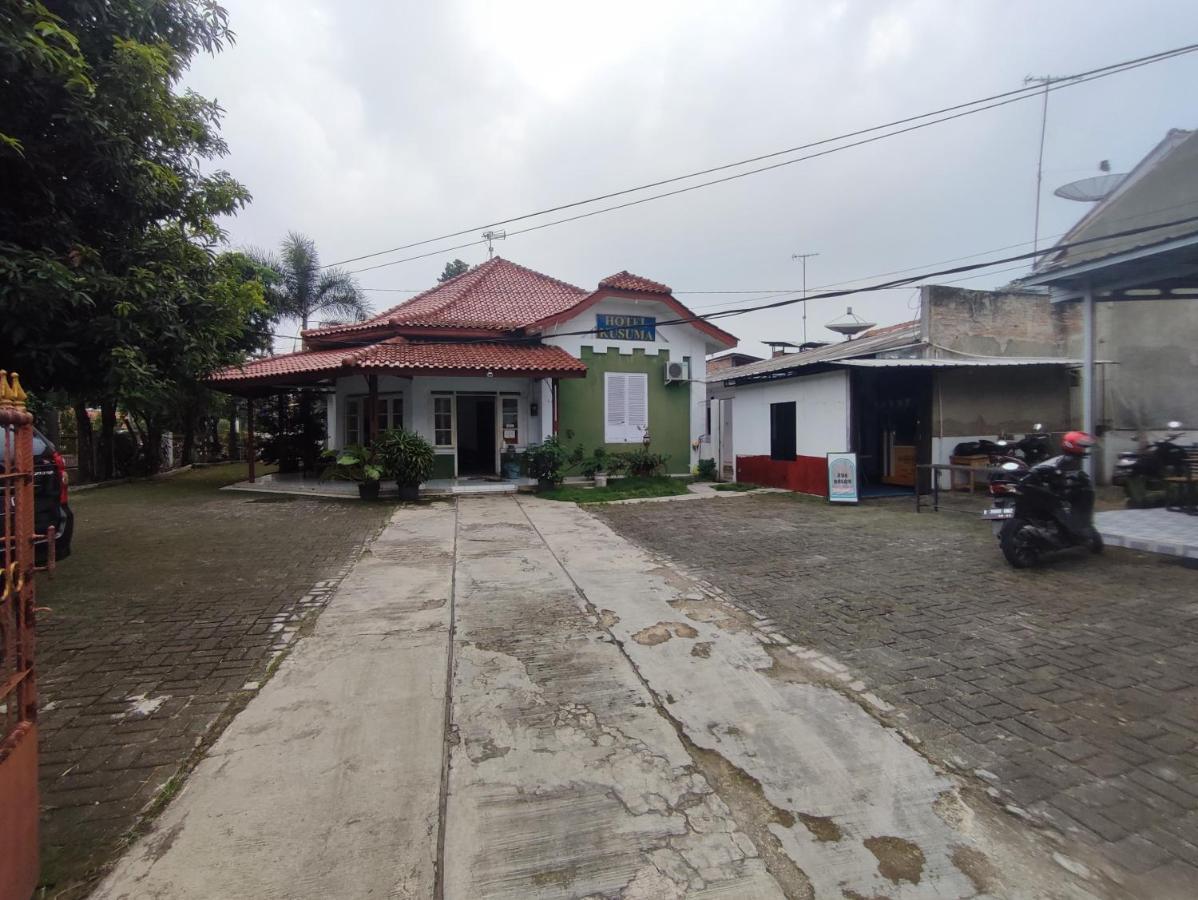 Oyo 90865 Hotel Kusuma Purwakarta Караванг Екстериор снимка