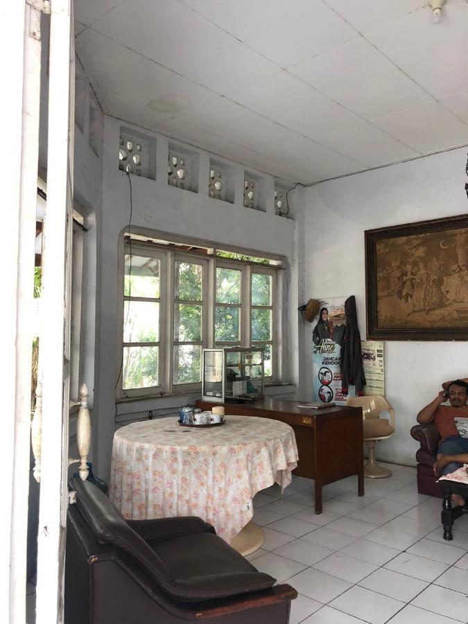 Oyo 90865 Hotel Kusuma Purwakarta Караванг Екстериор снимка
