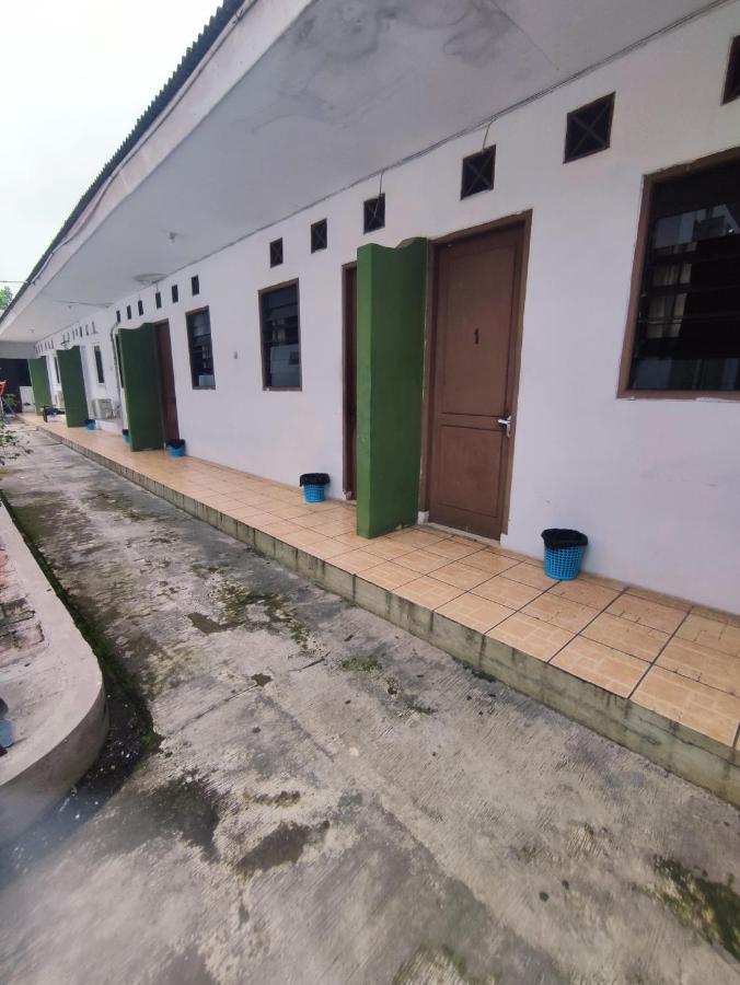 Oyo 90865 Hotel Kusuma Purwakarta Караванг Екстериор снимка
