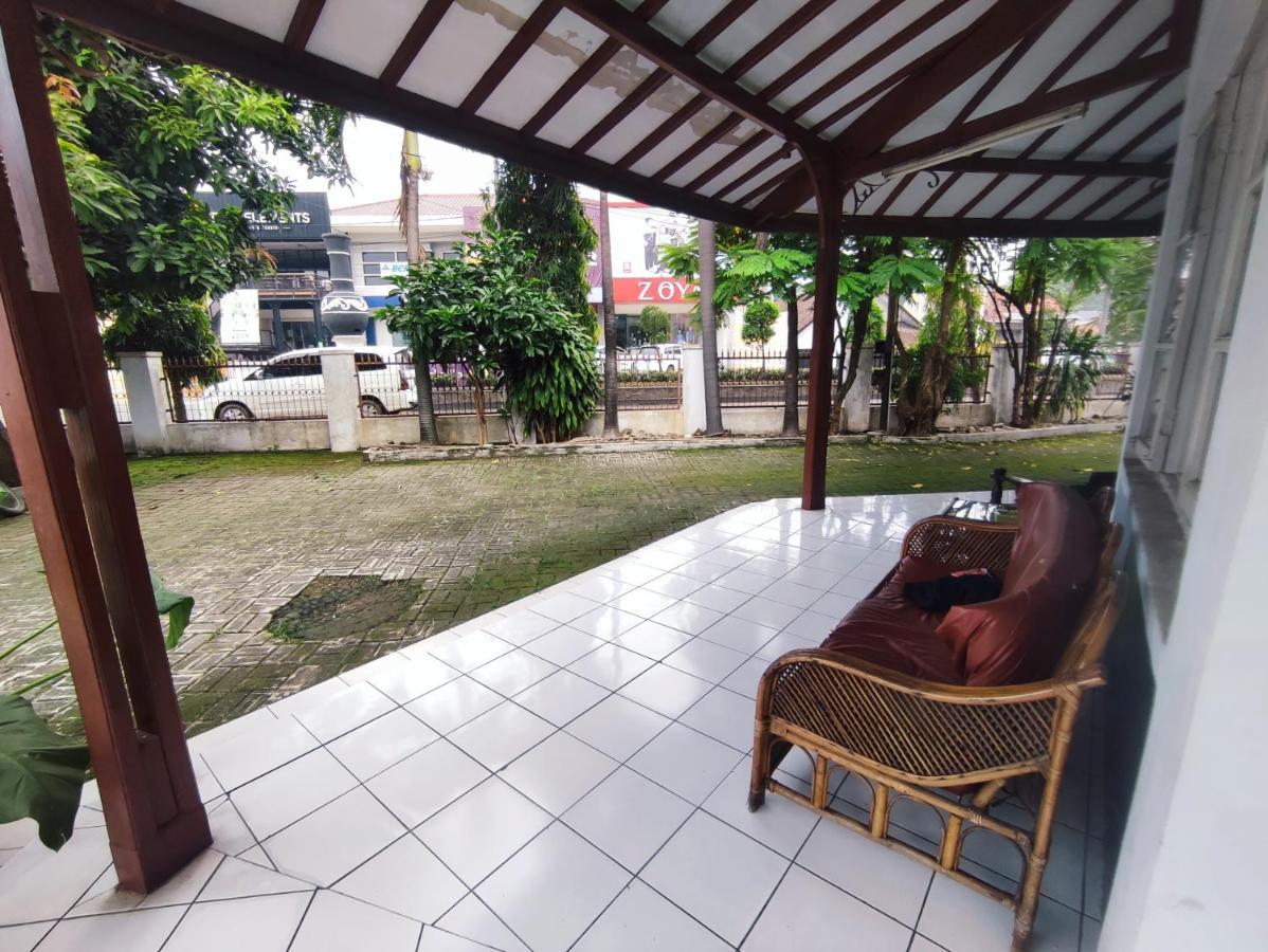 Oyo 90865 Hotel Kusuma Purwakarta Караванг Екстериор снимка