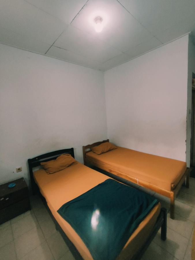 Oyo 90865 Hotel Kusuma Purwakarta Караванг Екстериор снимка