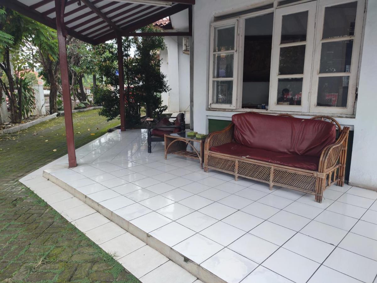 Oyo 90865 Hotel Kusuma Purwakarta Караванг Екстериор снимка