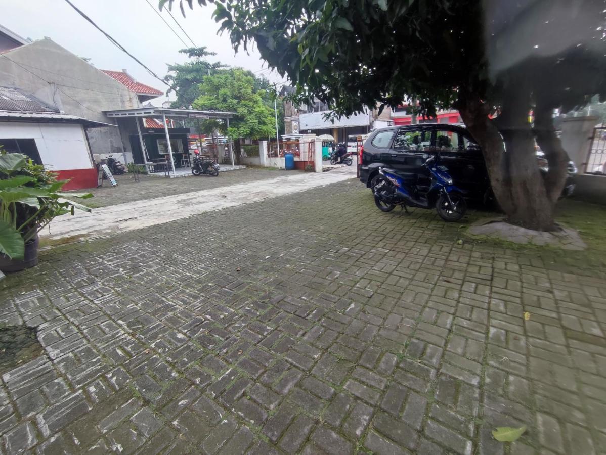 Oyo 90865 Hotel Kusuma Purwakarta Караванг Екстериор снимка
