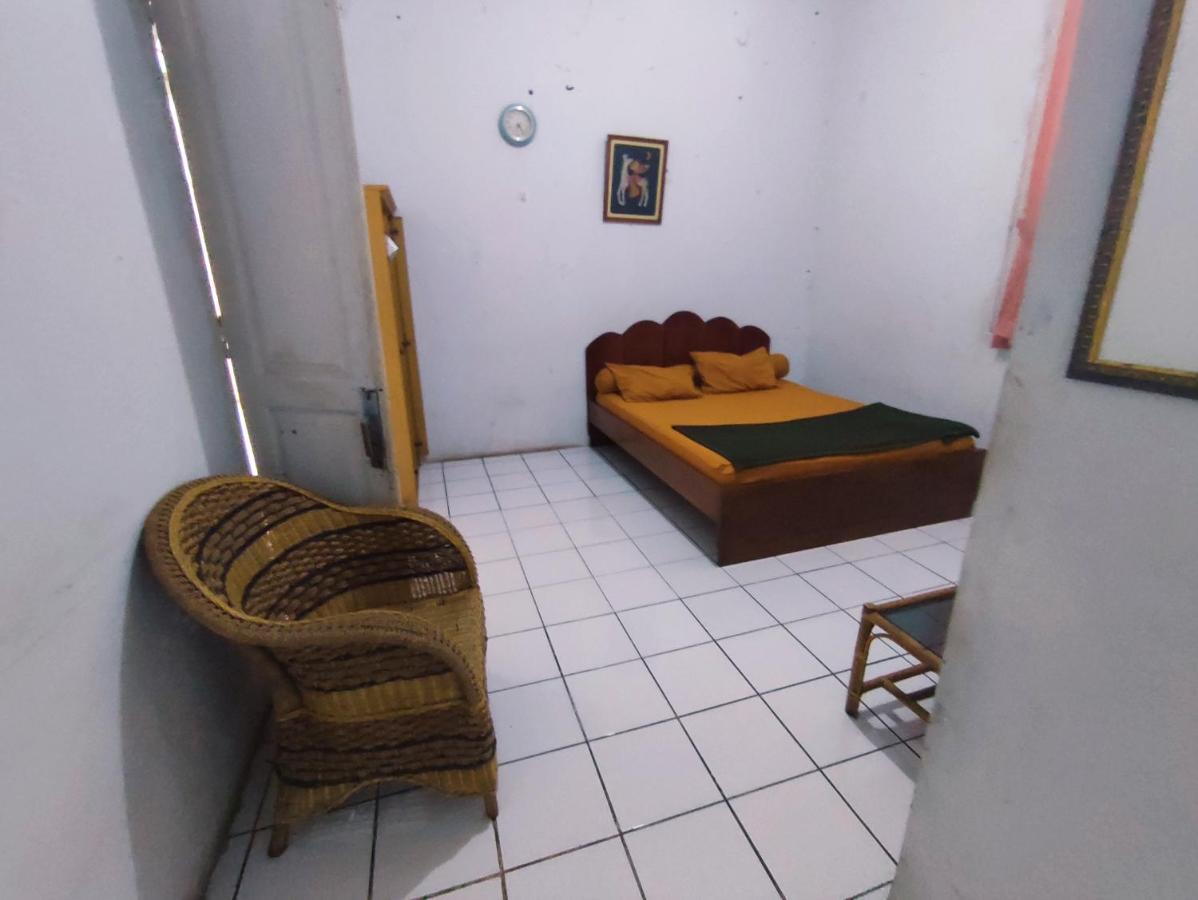 Oyo 90865 Hotel Kusuma Purwakarta Караванг Екстериор снимка