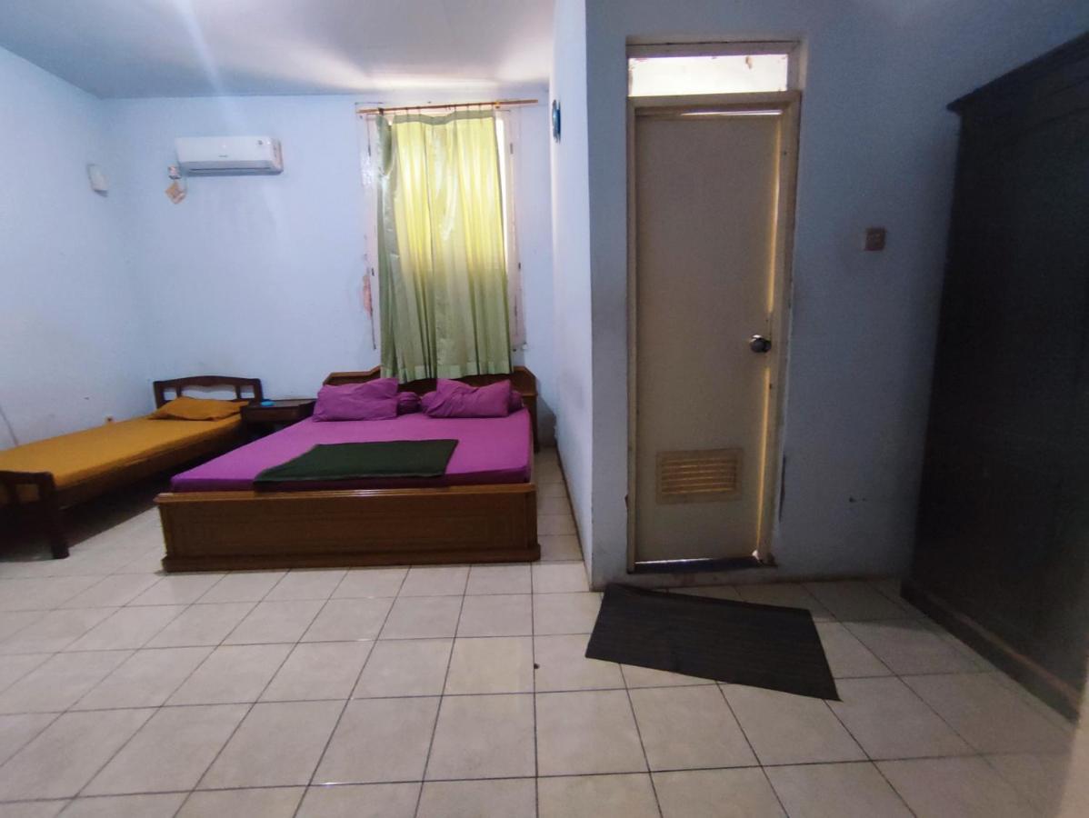 Oyo 90865 Hotel Kusuma Purwakarta Караванг Екстериор снимка