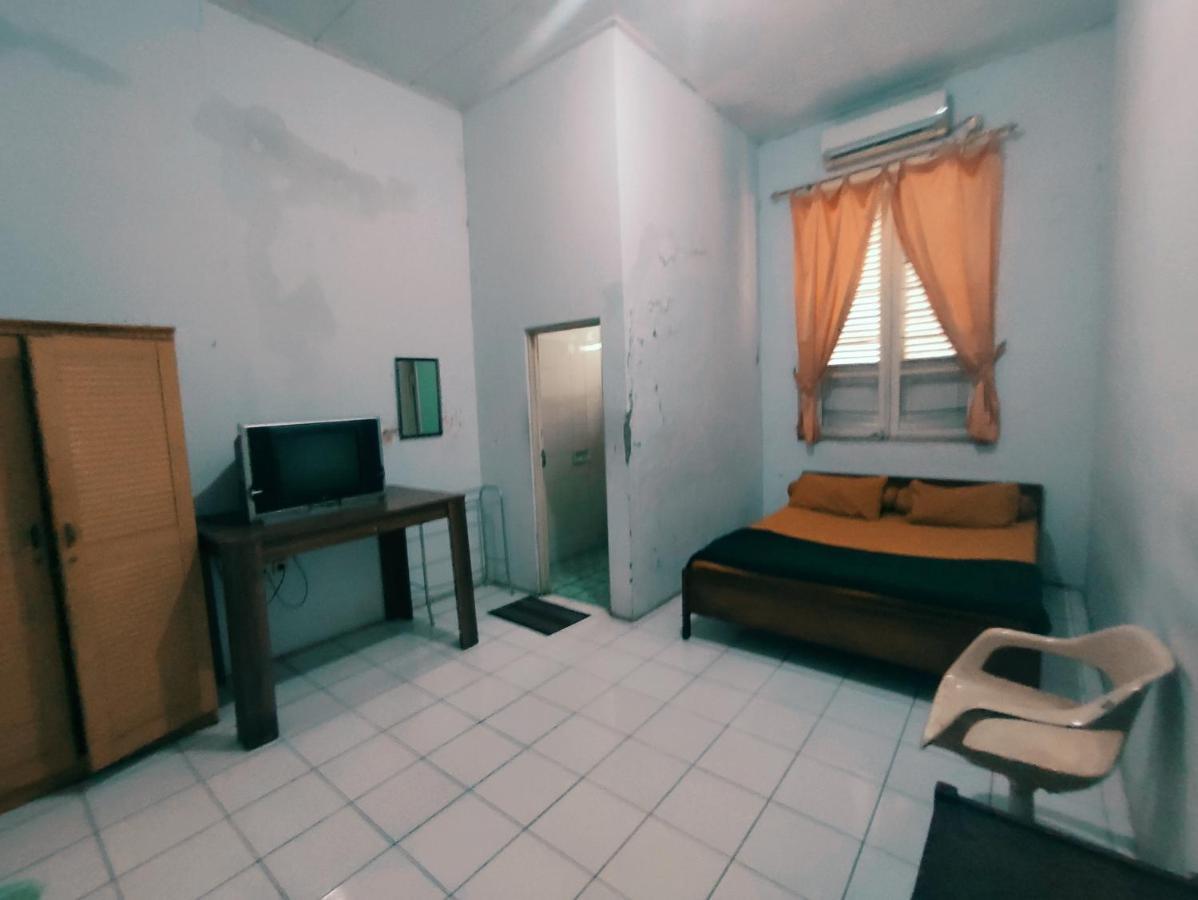 Oyo 90865 Hotel Kusuma Purwakarta Караванг Екстериор снимка