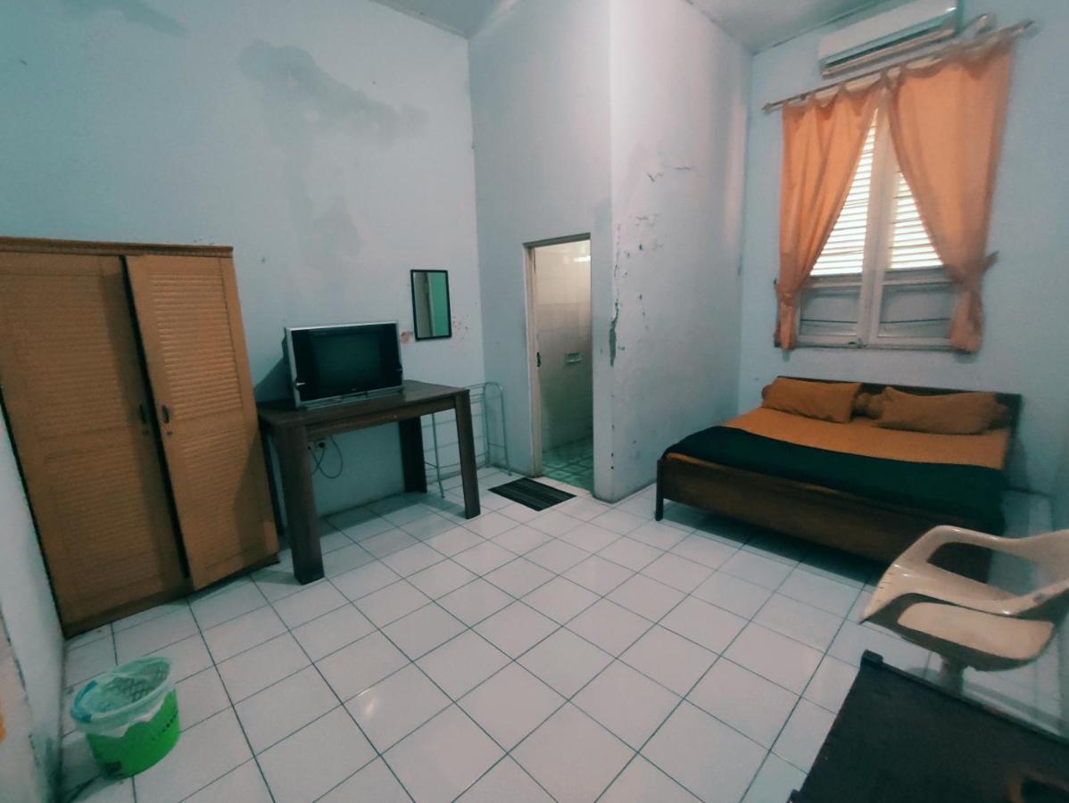 Oyo 90865 Hotel Kusuma Purwakarta Караванг Екстериор снимка