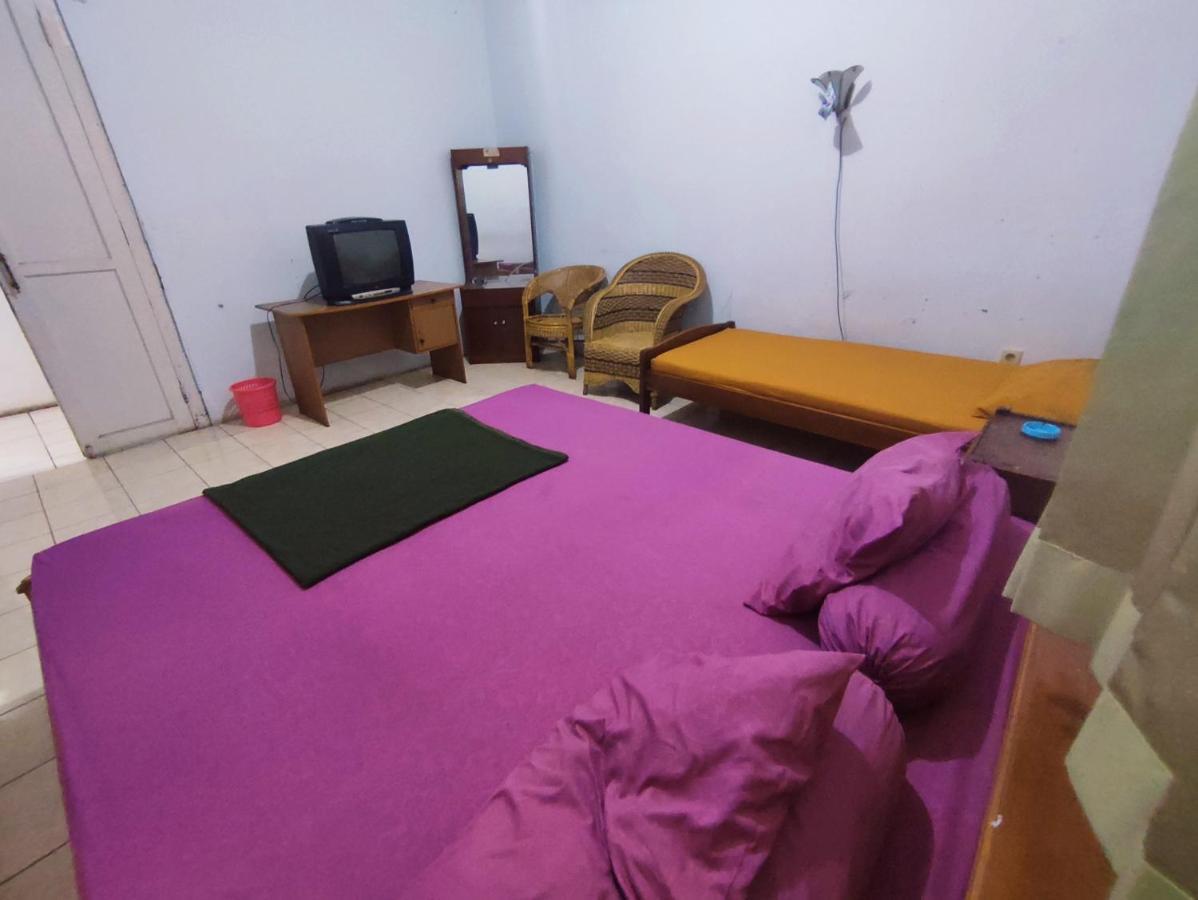 Oyo 90865 Hotel Kusuma Purwakarta Караванг Екстериор снимка